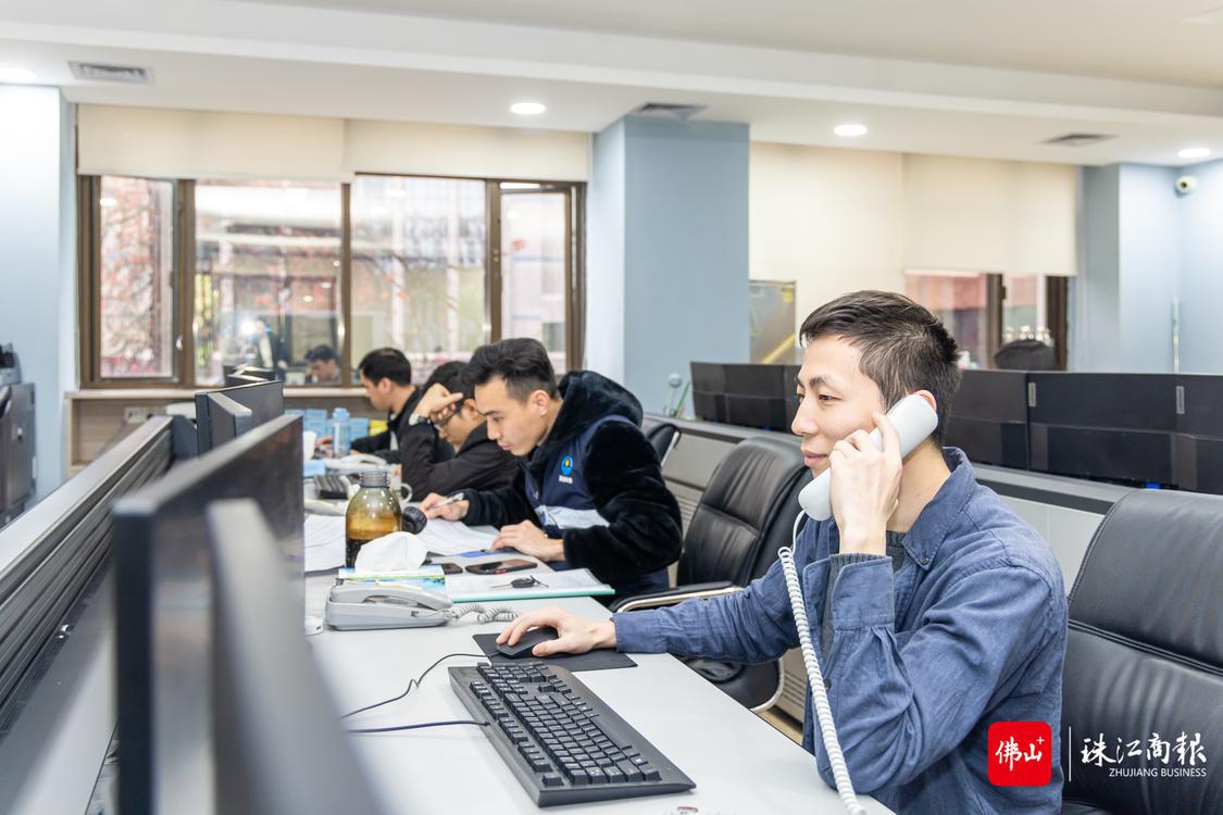 黄海明通过电话与各社区工作人员沟通联系。珠江商报林安迪摄。.jpg