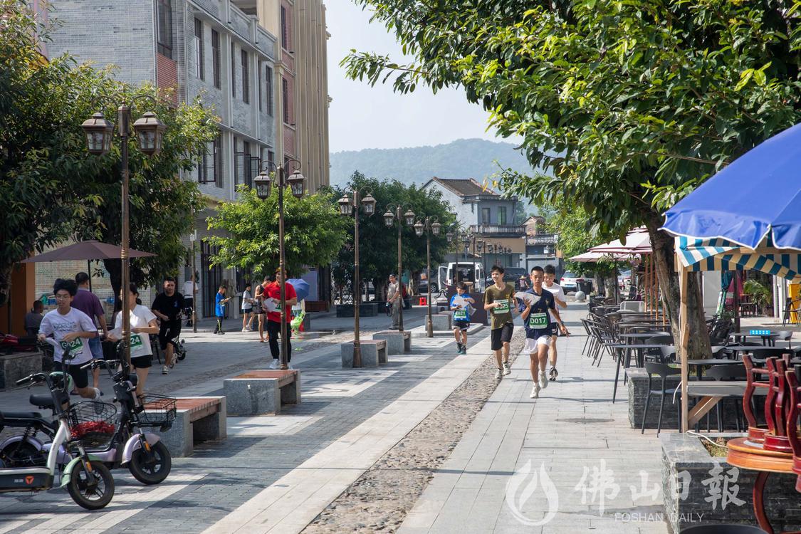 运动员奔跑在东门圩1475的街道上。(5876521)-20230827174104.jpg