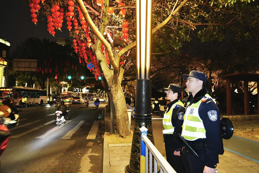 民警在夜间巡逻,守护城市“不打烊”。 民警在夜间巡逻,守护城市“不打烊”。