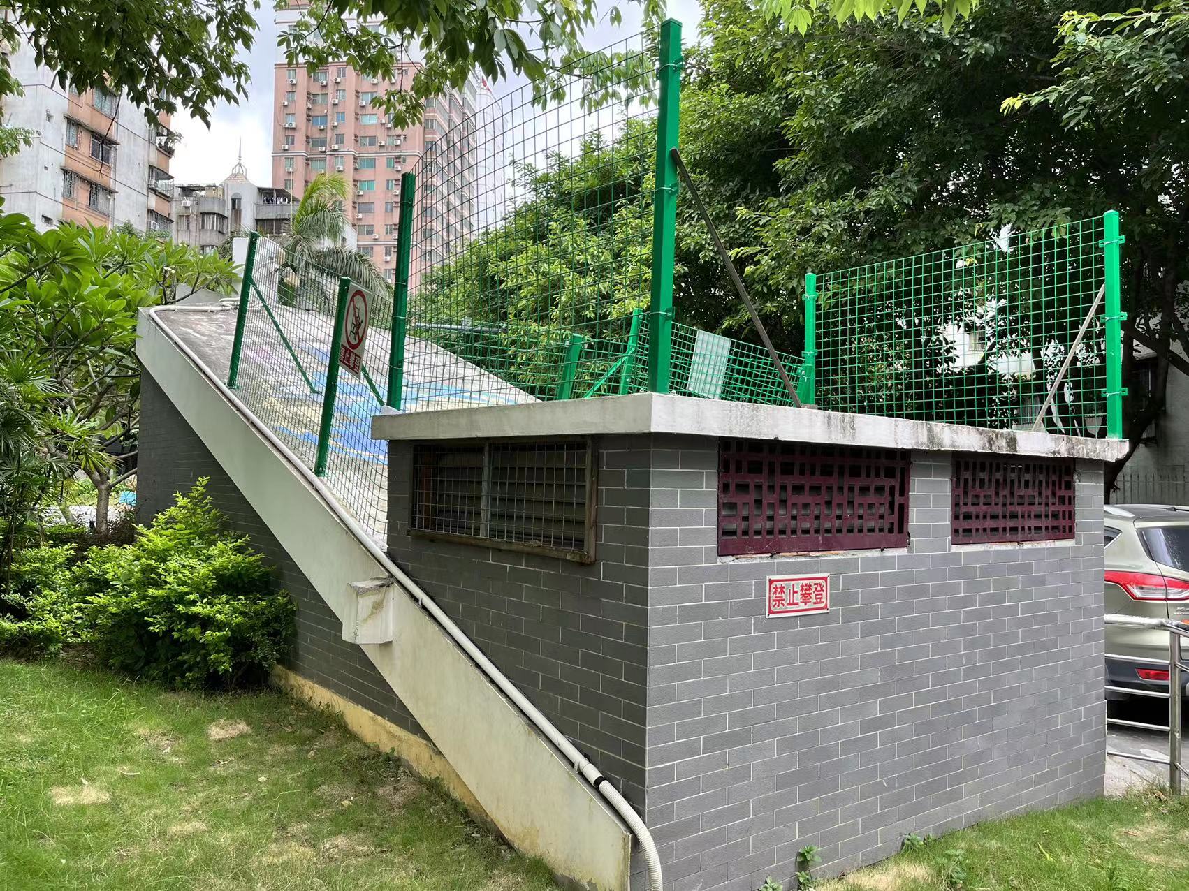 市长直通车太危险地下车库出入口变儿童游乐园防护网围蔽消除安全隐患