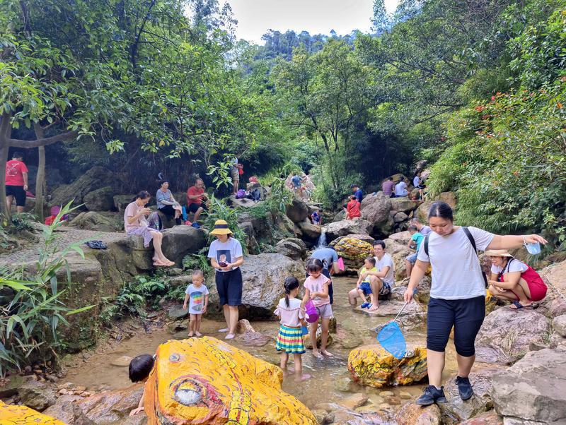小长假,市民在南海湾度假区庆云洞游玩。/佛山日报摄影俱乐部何文莉摄