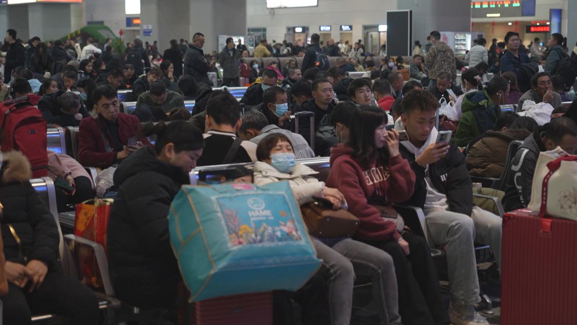 (630自采)春运特写:奔向团圆的“通宵高铁” 从“想见”到“相见”20250121_113143.jpg