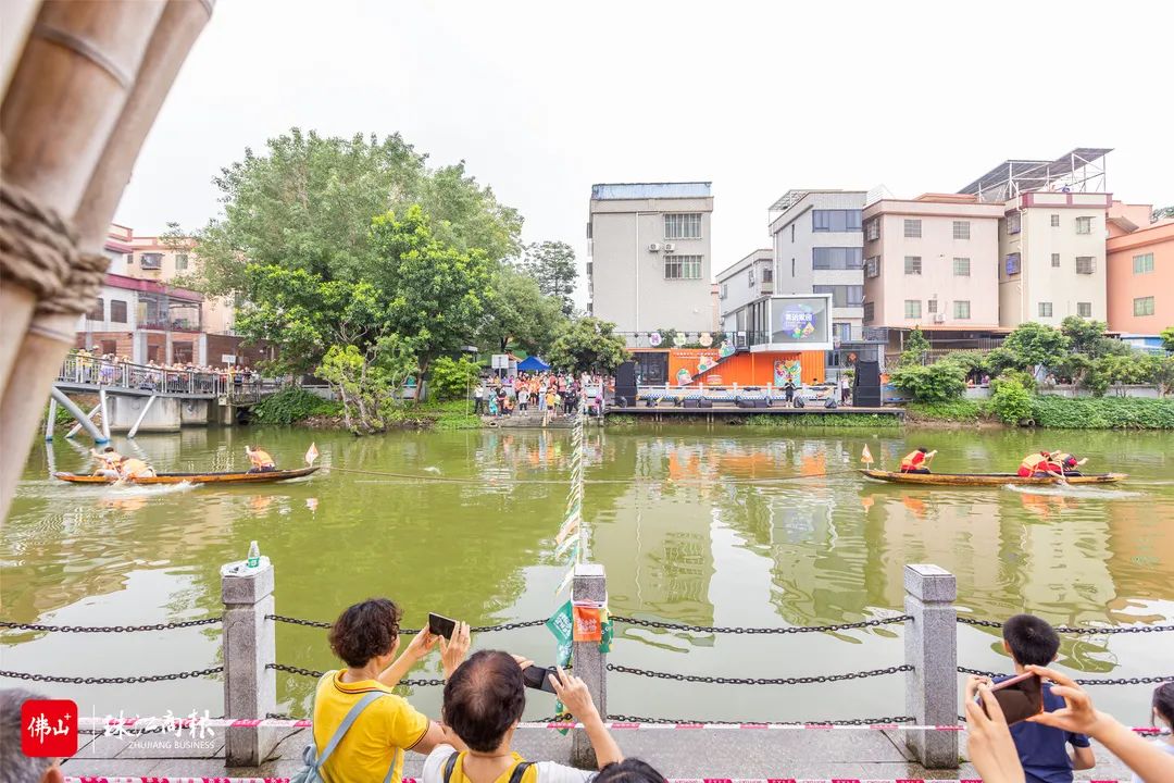 2022年6月,黄龙村举行第四届睦邻冬瓜文化节。图为市民驻足观看水上拔河比赛。珠江商报记者林安迪摄.jpg