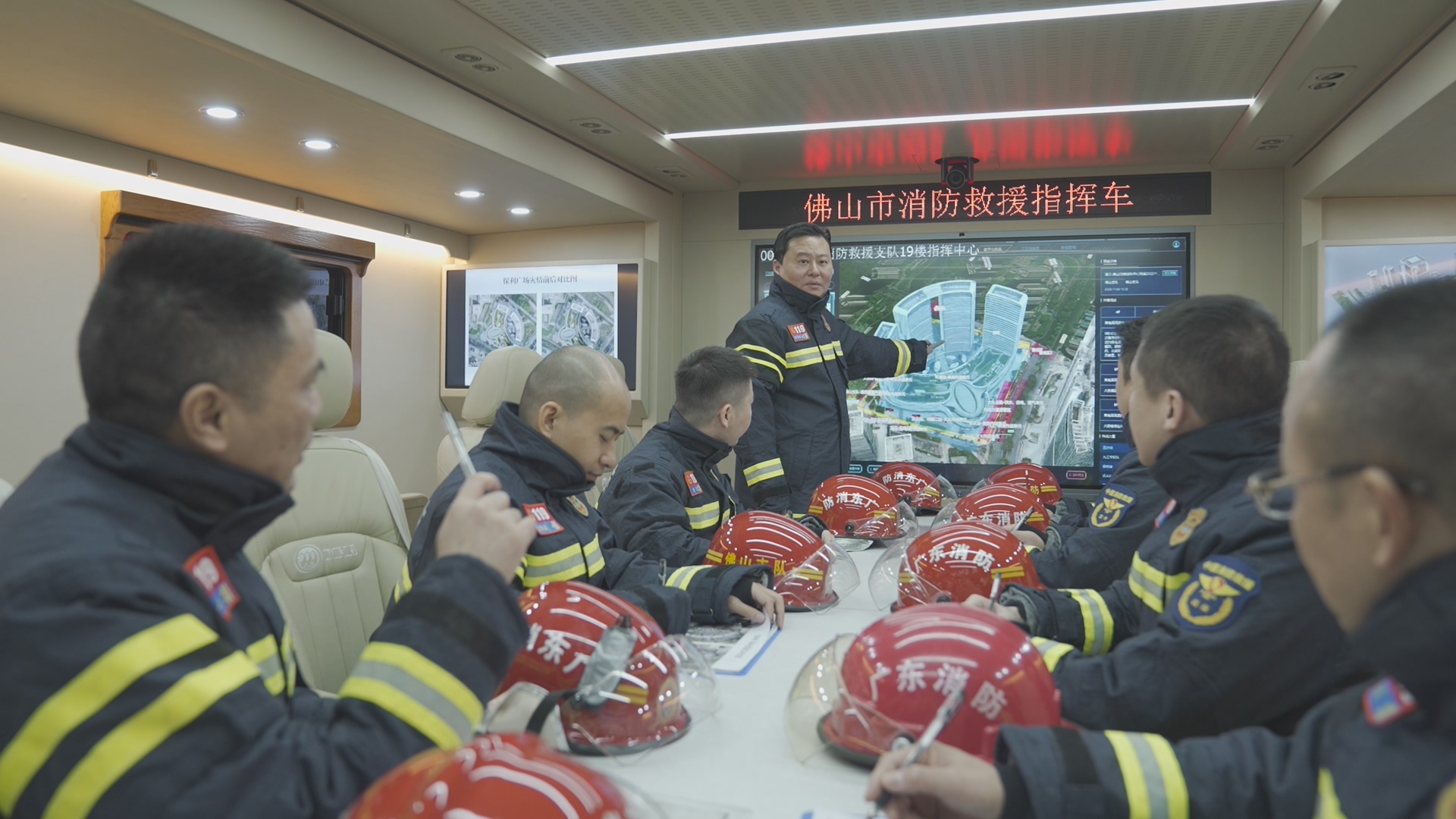 佛山市消防救援支队支队长钟蔚彬在救援前线指挥现场救援工作开展.jpg