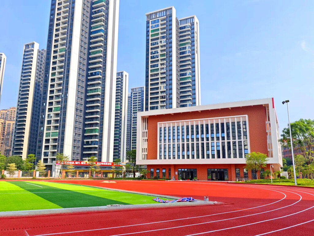 鹿鸣学校运动场地。