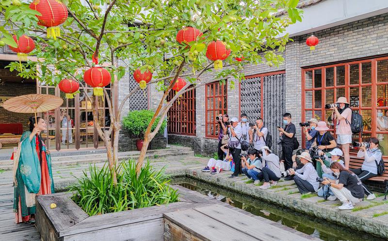 学员们在进行环境人像的拍摄。/佛山日报记者周春摄