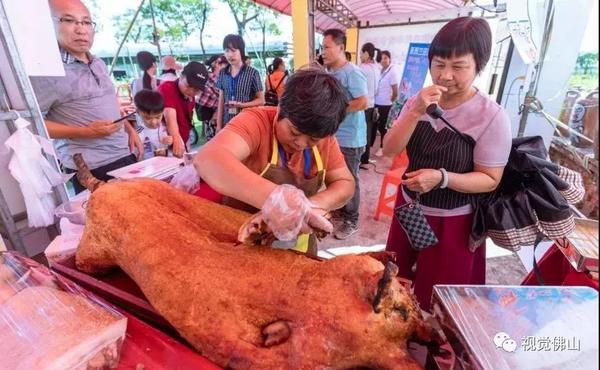顺德新地农场，市民现场品尝顺德特色美食。佛山日报记者王伟楠摄