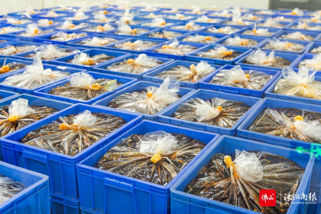 9月20日,广东东灶餐饮投资管理有限公司打包好的火锅底料即将发往各门店。珠江商报记者林安迪摄.jpg