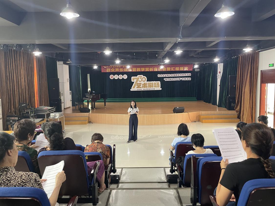 马可心老师在上视唱练耳课.jpg
