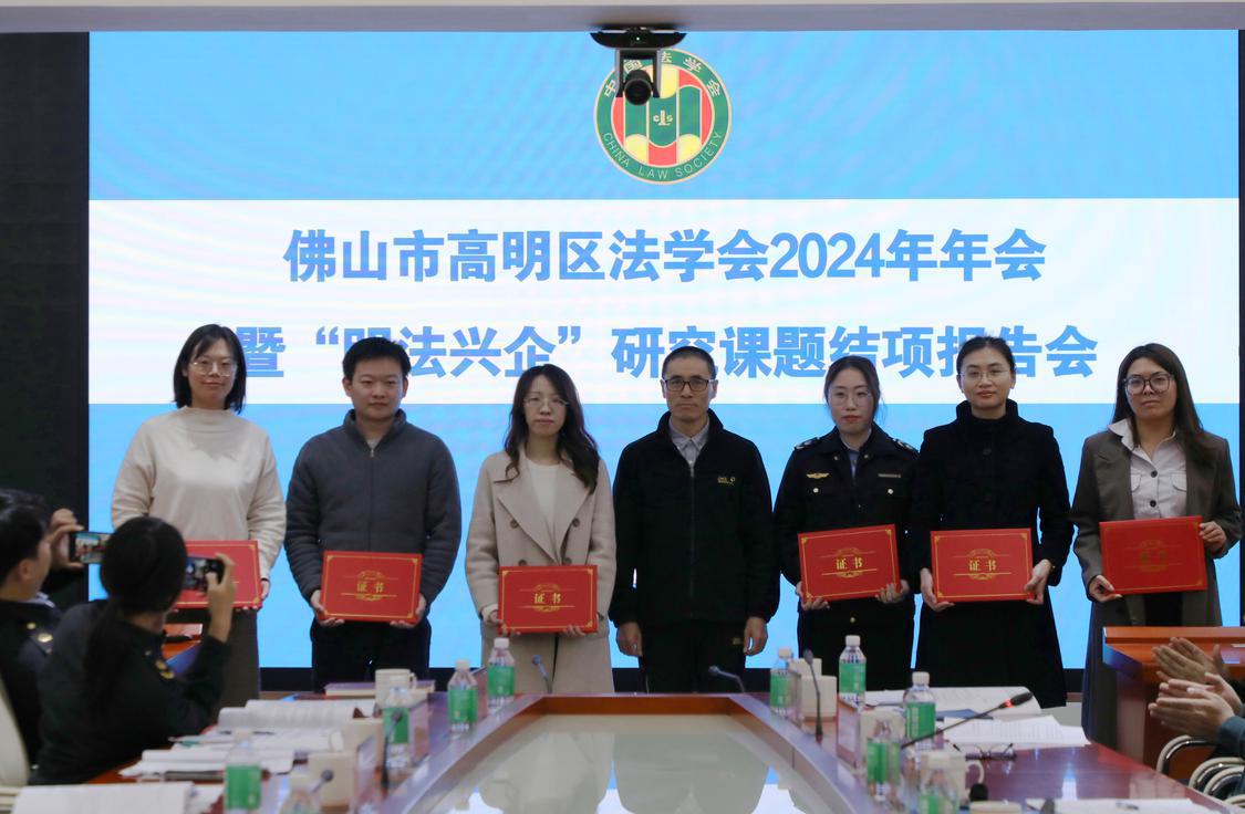 向各课题组颁发结项证书。.jpg