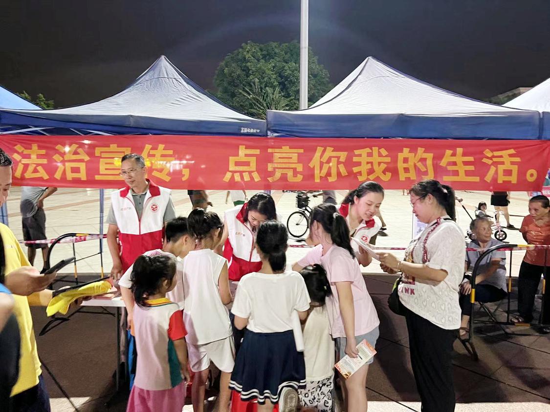 晚会普法现场群众主动领取普法资料.jpg