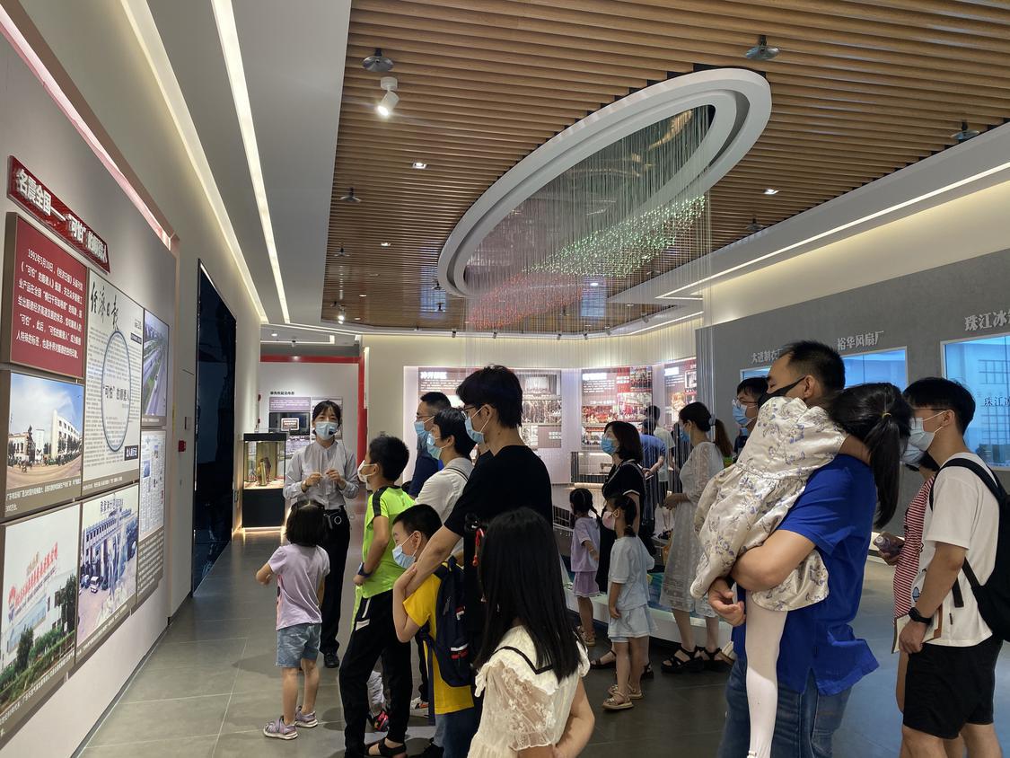 讲解员在“奋进之路——顺德发展成就展”内为观众讲述顺德人“敢为人先”的精神.jpg