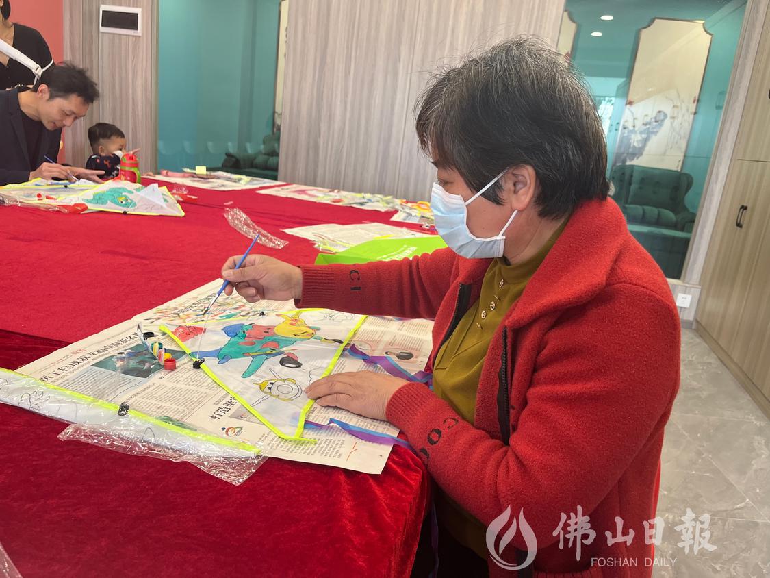 在荷城街道综合养老服务中心绘画室,一名老人正在风筝上绘画。佛山市新闻传媒中心记者陈嘉懿摄.jpg