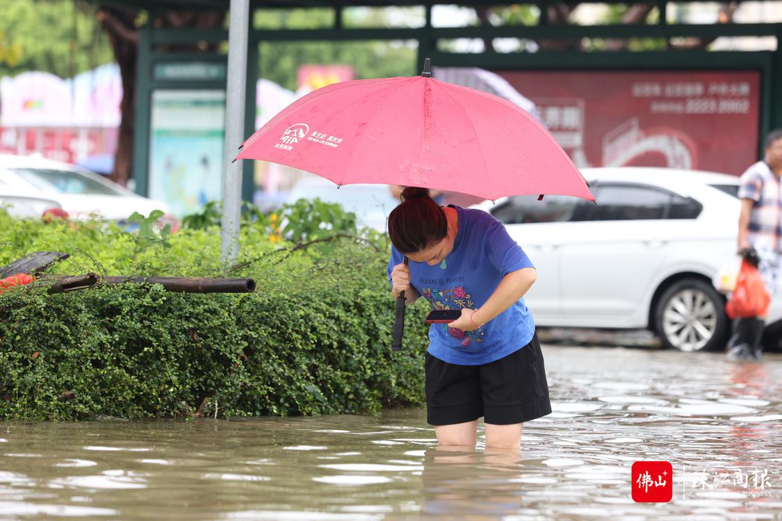 7月3日，受台风“暹芭”带来的强降雨影响，勒流街道海景花园小区周边出现积水现象，市民涉水而行。珠江商报记者林安迪摄.jpg