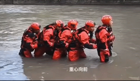消防员为你演示正确互救办法.gif