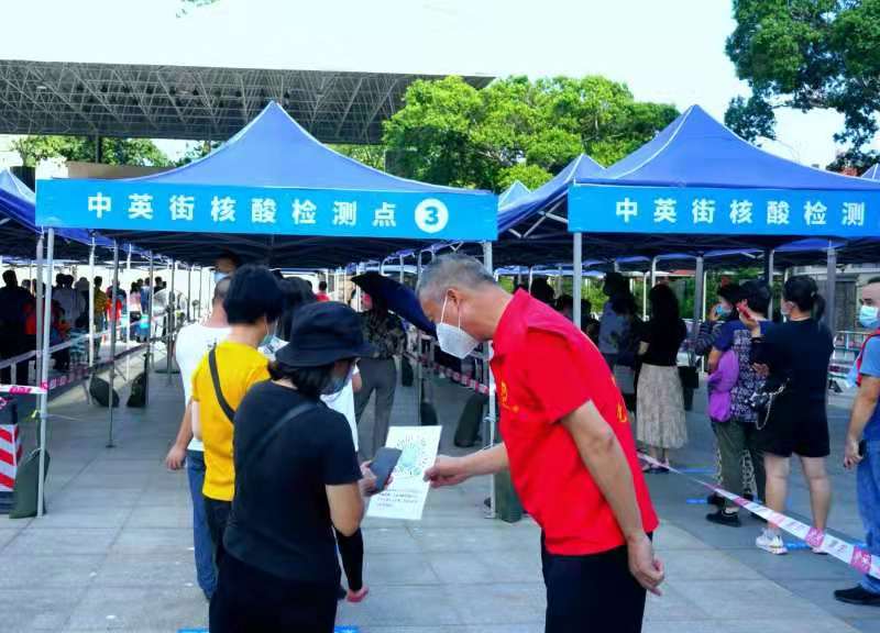 红马甲：中英街核酸采样点的亮丽风景线