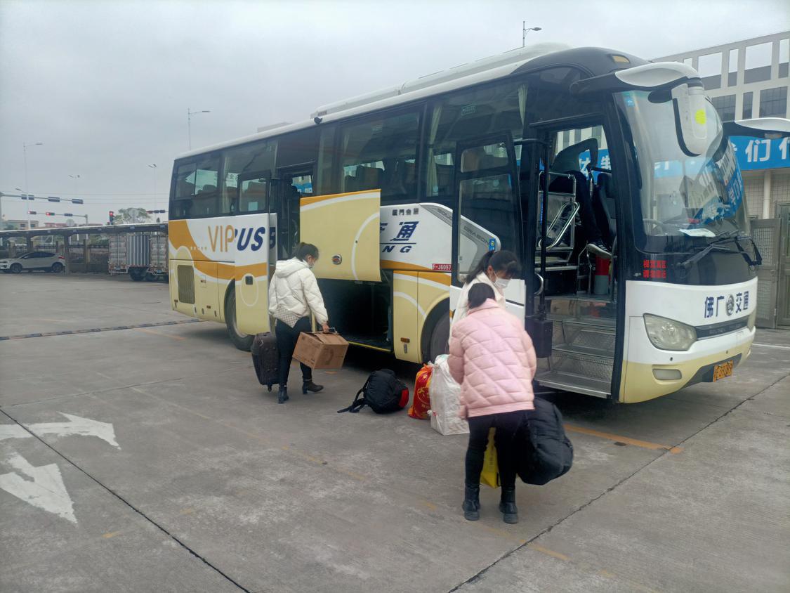 恒通分公司接送天朋公司员工返乡.jpg