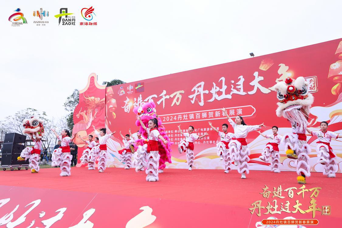 他们用舞狮的形式,传递丹灶青春活力.jpg