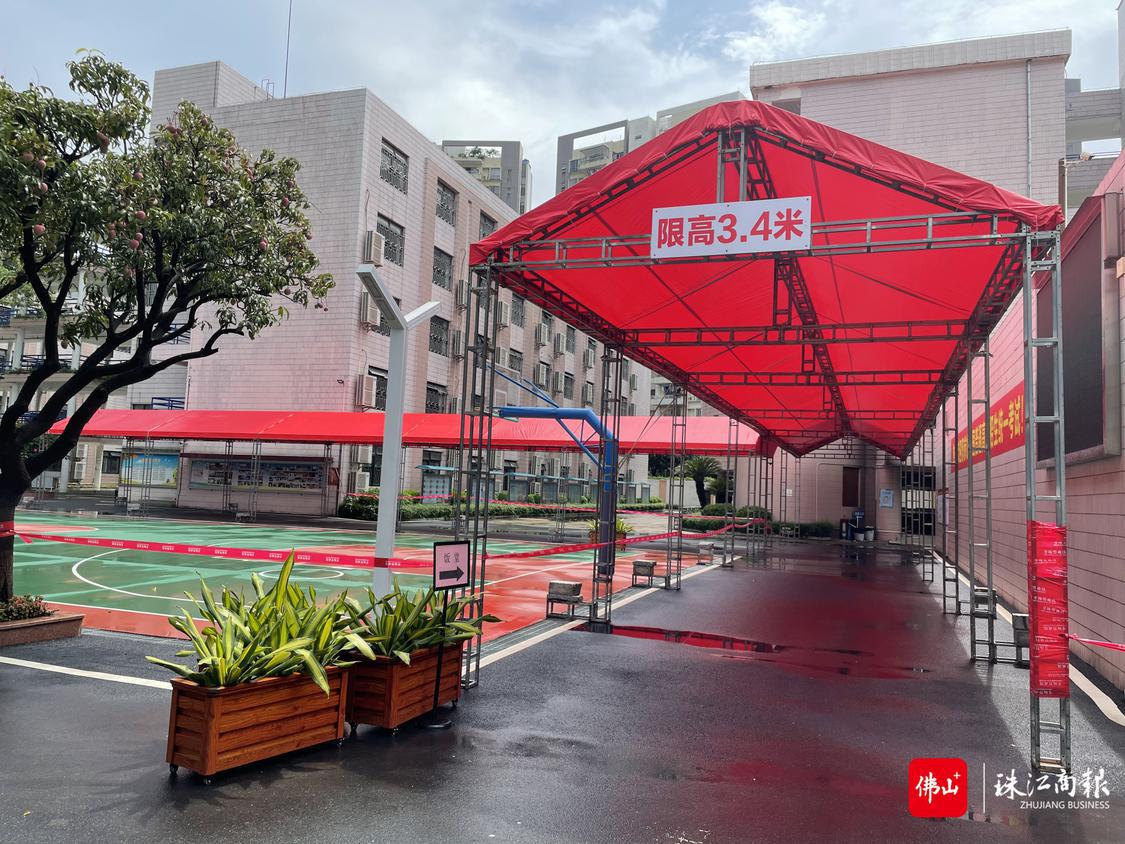 学校为考生搭建风雨长廊.jpg