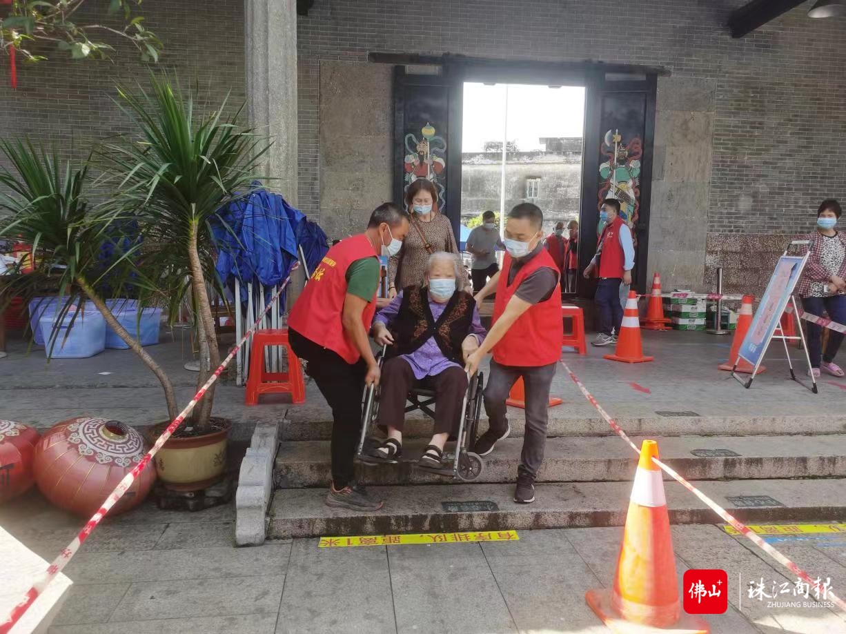 闻令而动,党群合力,在区域核酸检测等工作中,杏坛镇迅速启动党群先锋队“平战转换”机制。杏坛镇党建办供图.jpg