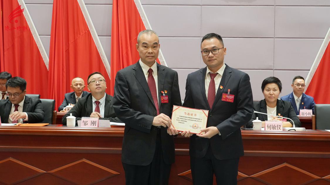 丹灶镇人大主席杨标汉(左)为新当选丹灶镇镇长钟强(右)颁发当选证书。.jpg