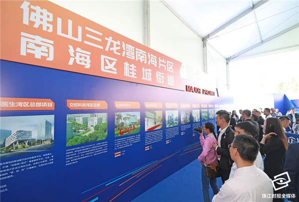 佛山三龙湾南海片区、桂城街道联合举办“创新驱动+开放引领”重点项目集中动工签约现场会,35个项目吸引众多投资者目光。珠江时报记者方智恒摄