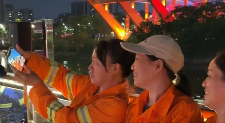 视频 | 禅城以专属礼遇致敬奋斗者！环卫工人夜游三龙湾