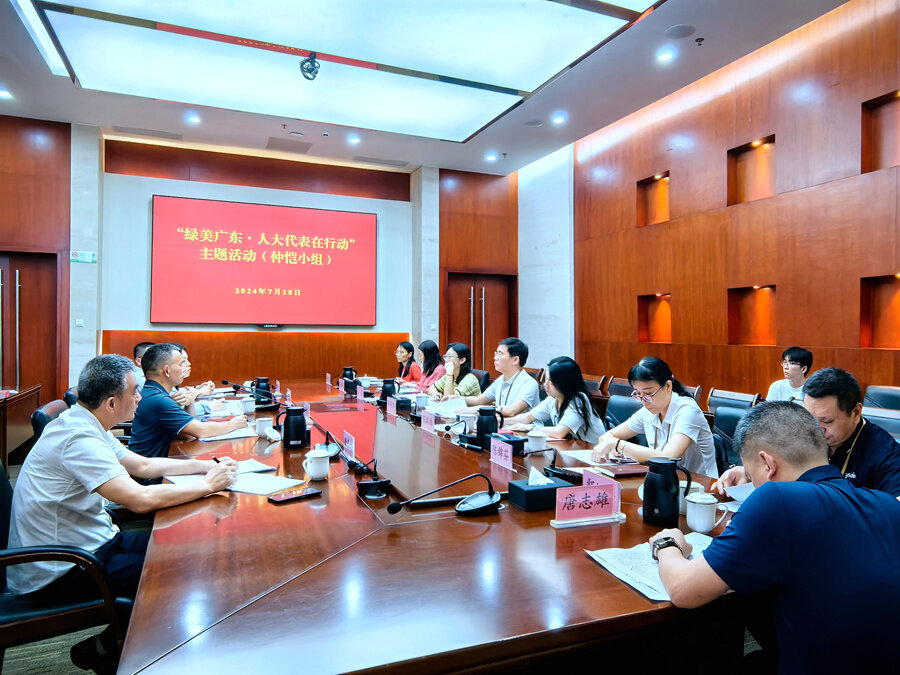 召开座谈会,人大代表针对调研中发现的问题建言献策。 召开座谈会,人大代表针对调研中发现的问题建言献策。