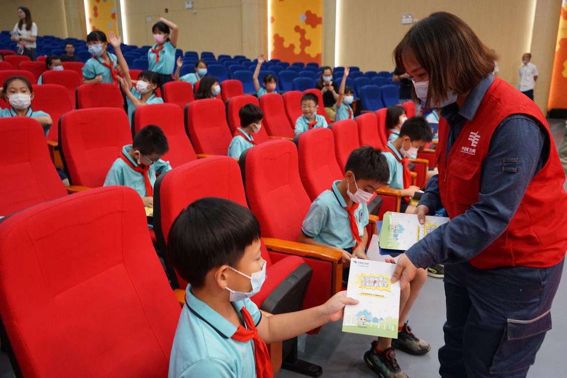 安全用电课堂结束后,禅城局安全用电检的青年志愿者们又对学校课室、公共场所的用电设备进行细致的安全用电检查。.JPG