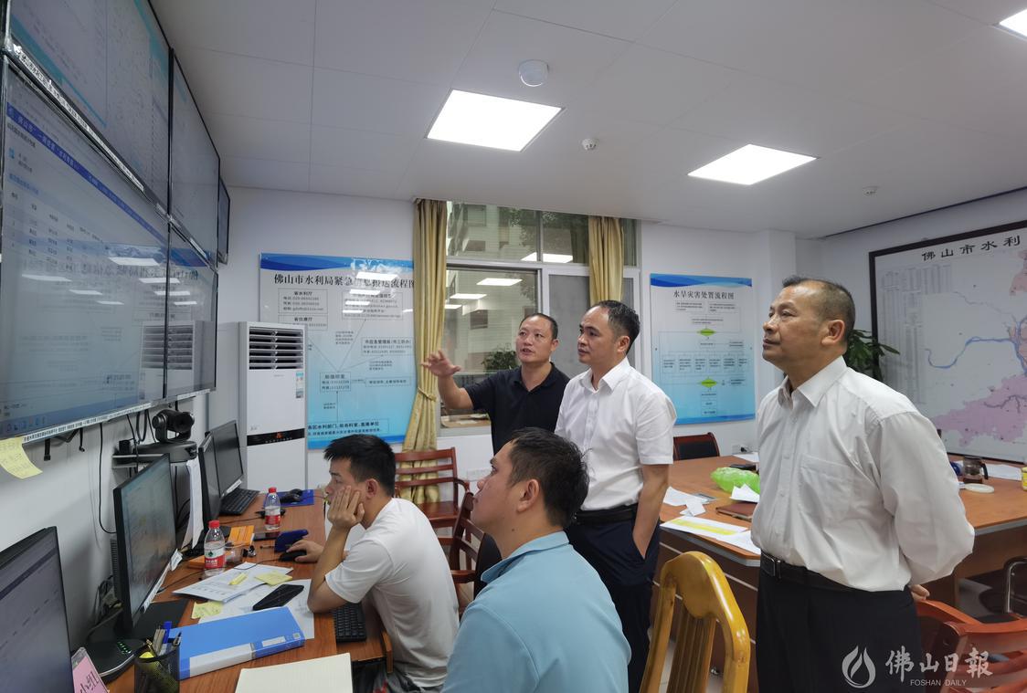 6月21日傍晚,黄礼泉同志在市水利局防汛值班室了解当前水位和值守防御情况。(受访单位供图).jpg
