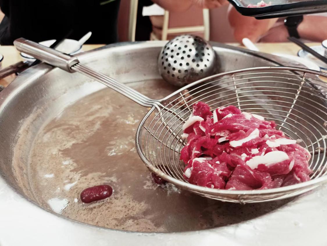 牛肉捞煮过程。谭旭日拍。.jpg