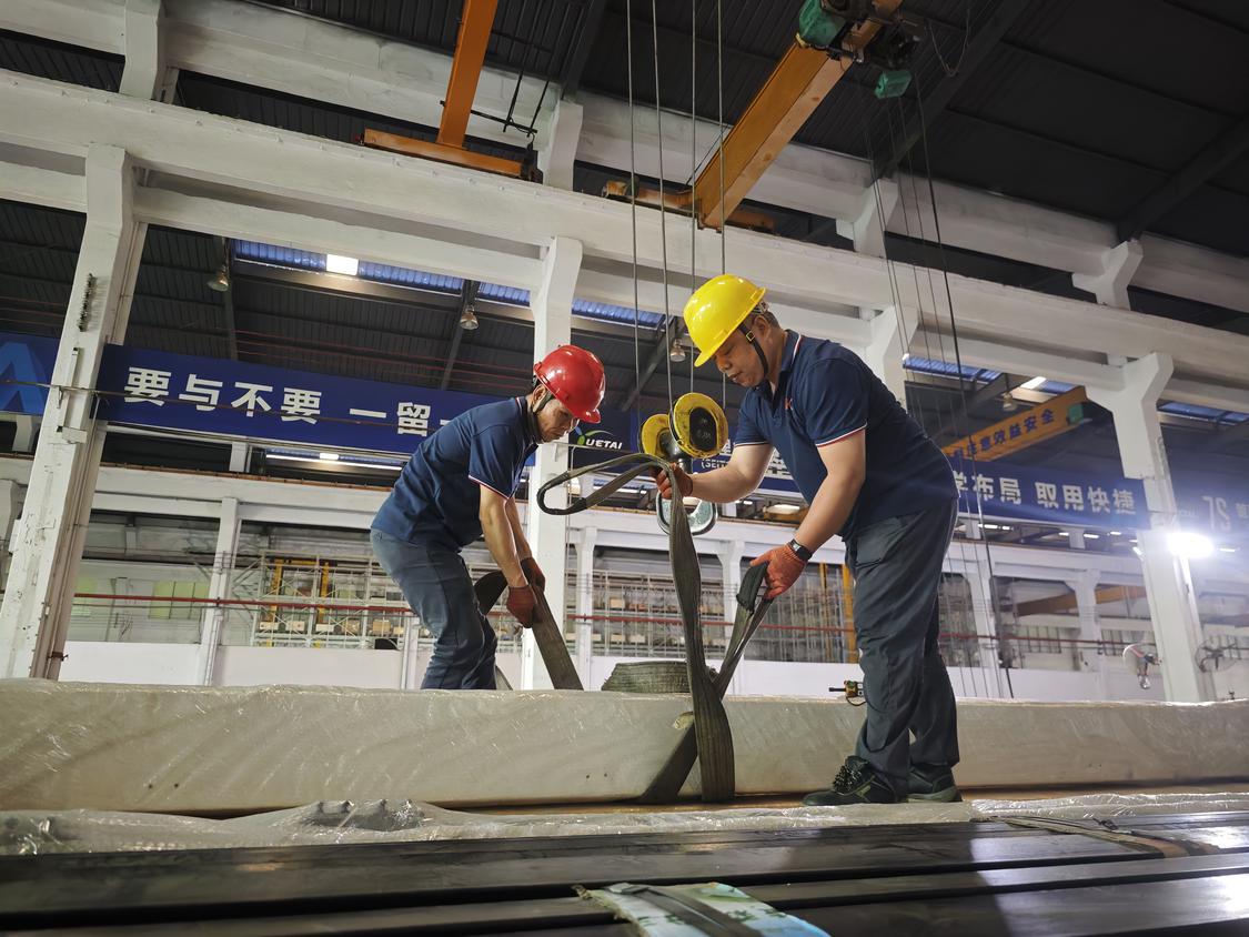 企业工作人员正打包智能仓库零配件.jpg