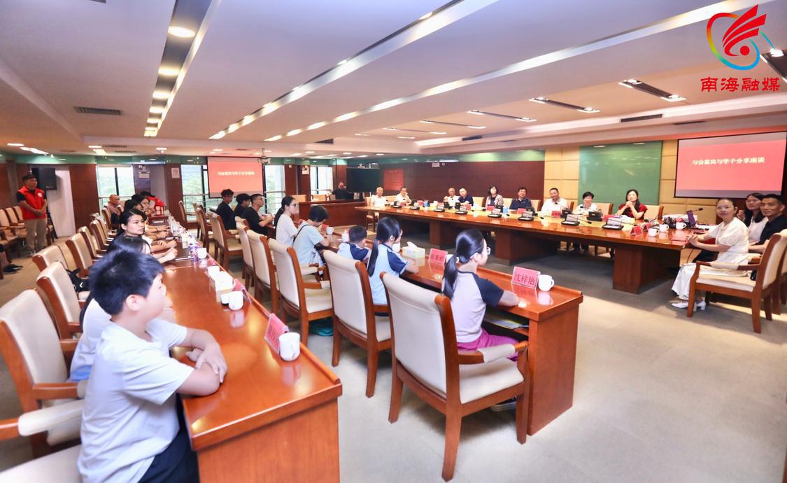 “情牵学子 筑梦未来”——2024年邵亮标刘志玲慈善基金在南海大沥举行一年一度的奖学金发放仪式。.jpg