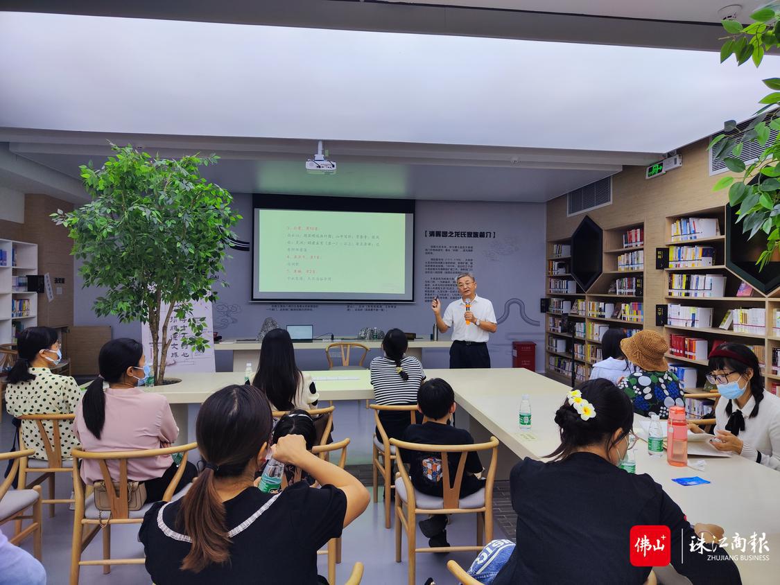 陈建华现场介绍《顺德诗歌选注》总体概况。珠江商报记者胡露摄。.jpg