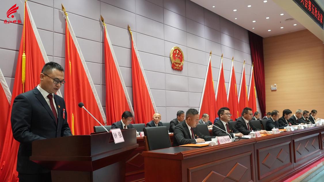 丹灶镇党委副书记、镇长候选人钟强代表镇政府向大会作报告.jpg