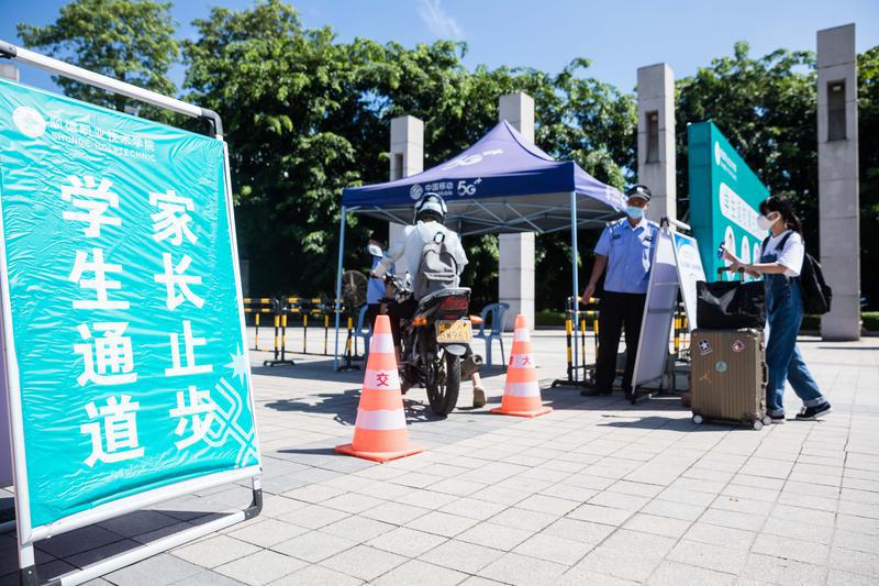 首批返校的主要是省外低风险地区的大二、大三年级学生。/佛山日报记者王伟楠摄