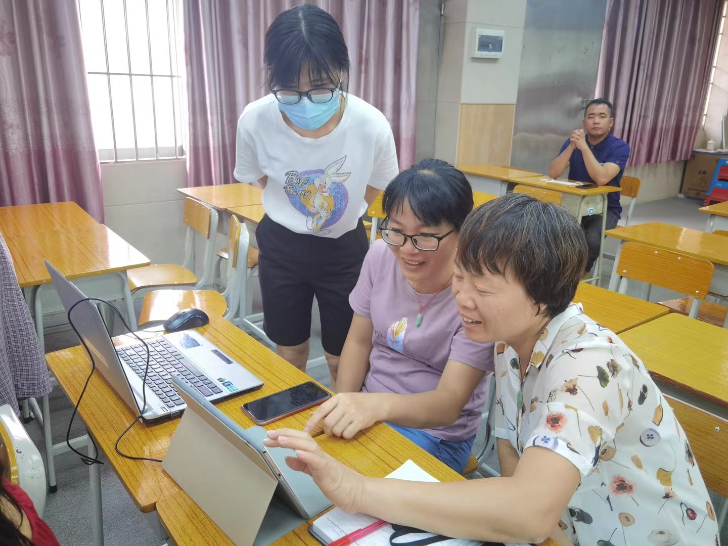 老师正在学习了解智能移动终端界面与操作流程