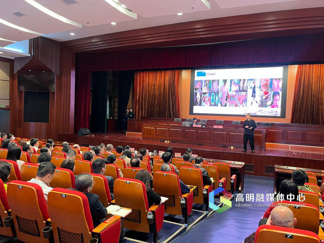 讲座中，谭峰就“心脑血管疾病防治策略和中医保健”专题开展宣讲。佛山市新闻传媒中心记者陈嘉懿摄.jpg