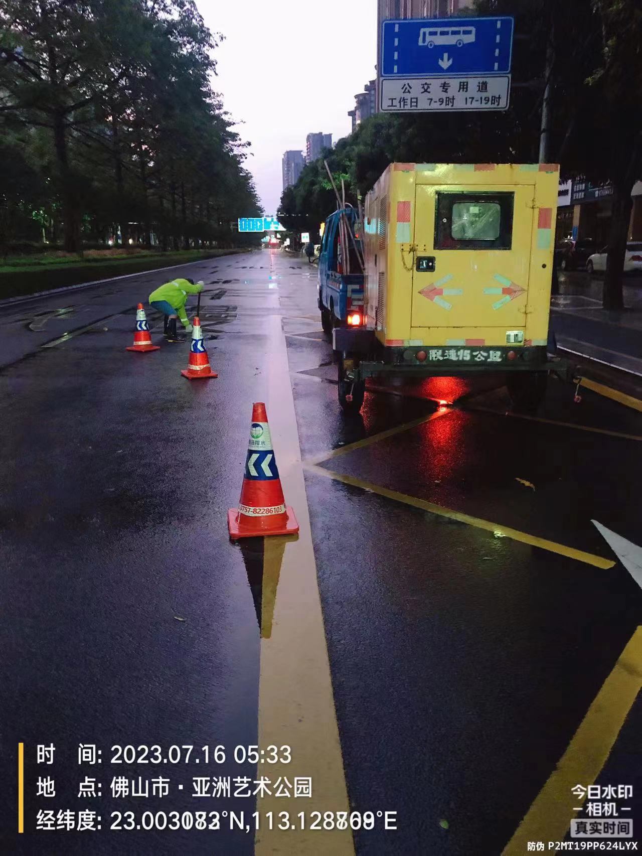 禅城区盈浩排水公司工人进行市政管网清淤 (2).jpg