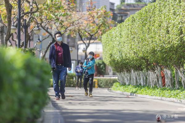 4月12日,阳光灿烂,南海平洲公园内,家长带着孩子出门游玩。/佛山日报记者王伟楠 摄