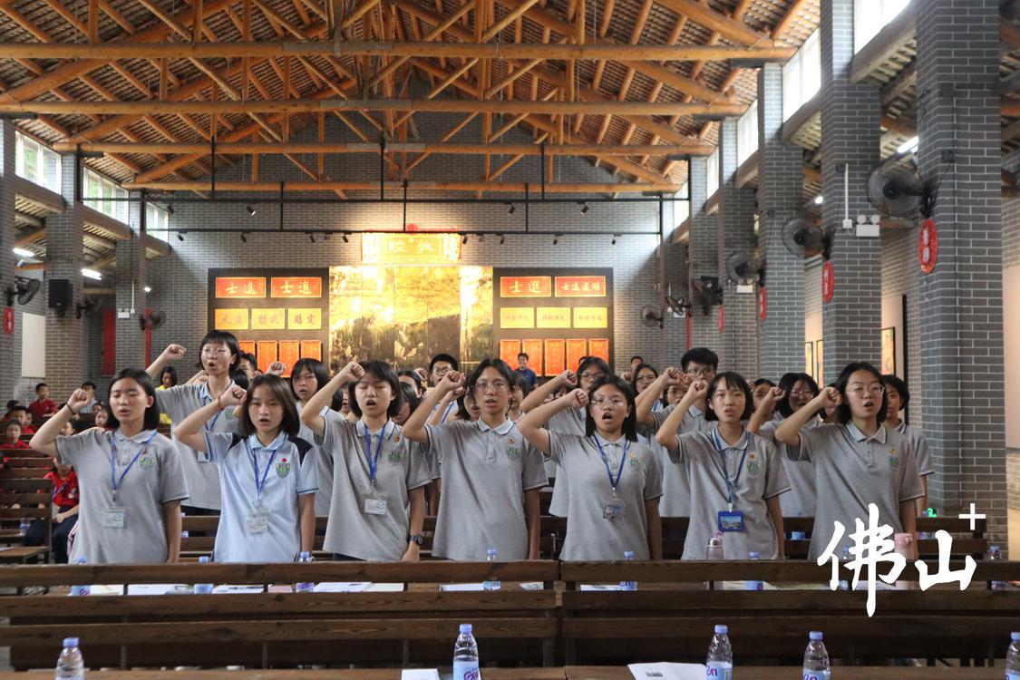 西南中学的新团员在会场内重温了入团誓词。.JPG