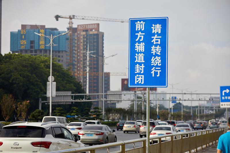佛山大道澜石路口设置有改道指示牌,提醒过往车辆绕行。佛山日报记者吕润致摄