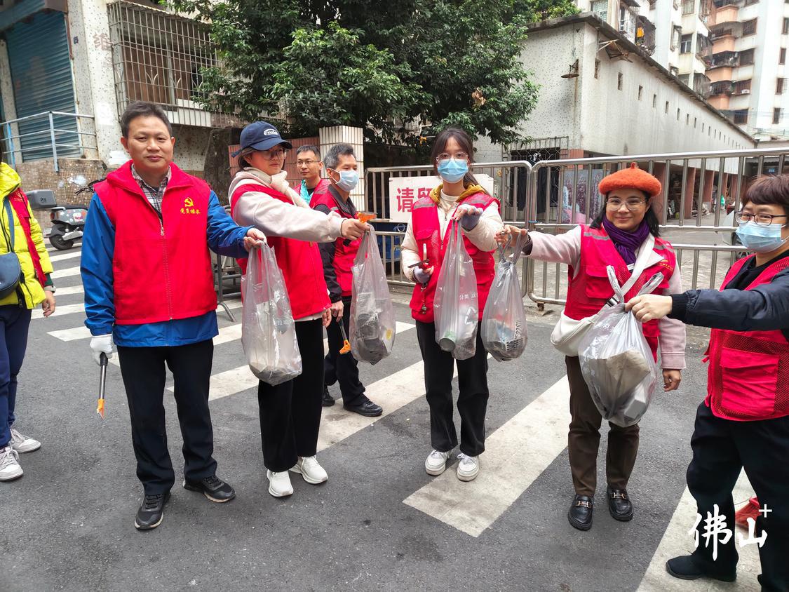 桥头社区开展秋冬季爱国卫生运动。.jpg