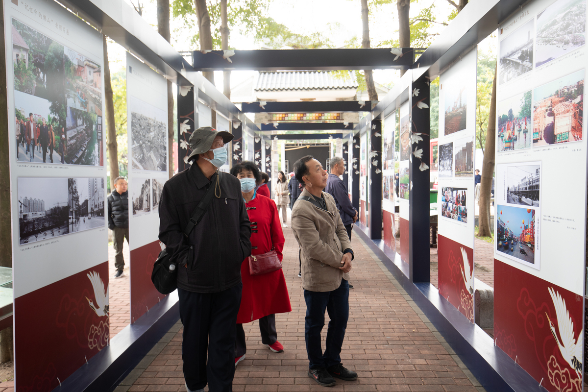 市民在参观摄影展。佛山日报记者周春 符诗贺摄