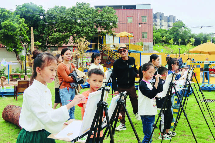 市民带孩子在金星亲子园体验研学项目。惠州日报记者罗剑业 通讯员张惠琴 王燕莉 摄