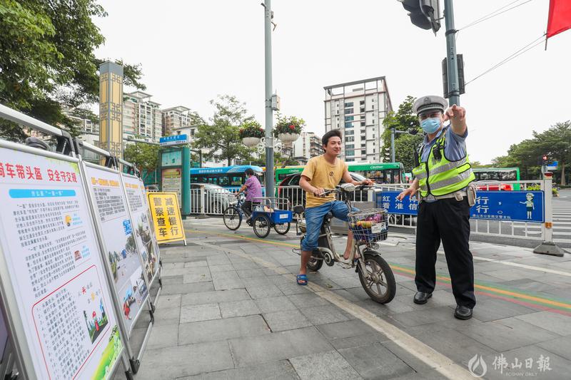 2021年9月1日起,佛山公安在岭南大道北和同济东路交叉路口重点对未佩戴头盔、逆行、不按规定车道行驶、违规载人、闯红灯等交通违法行为进行治理。佛山日报记者符诗贺摄