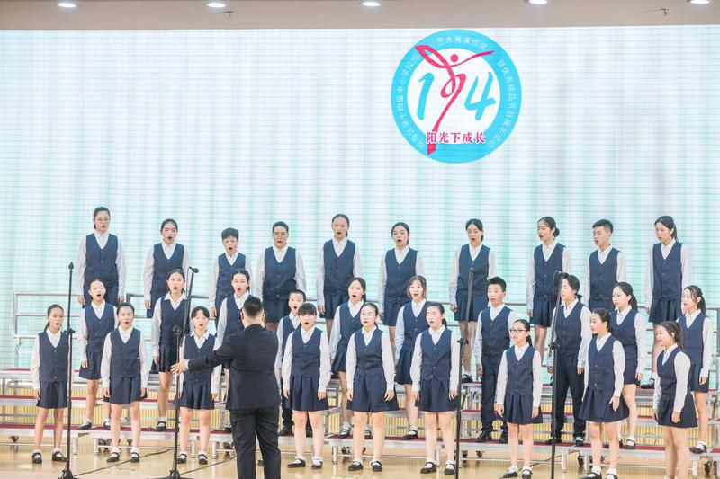 南海外国语学校在台上进行《奉献》和《The water dance of lluvia》合唱展演。/佛山日报记者王伟楠摄