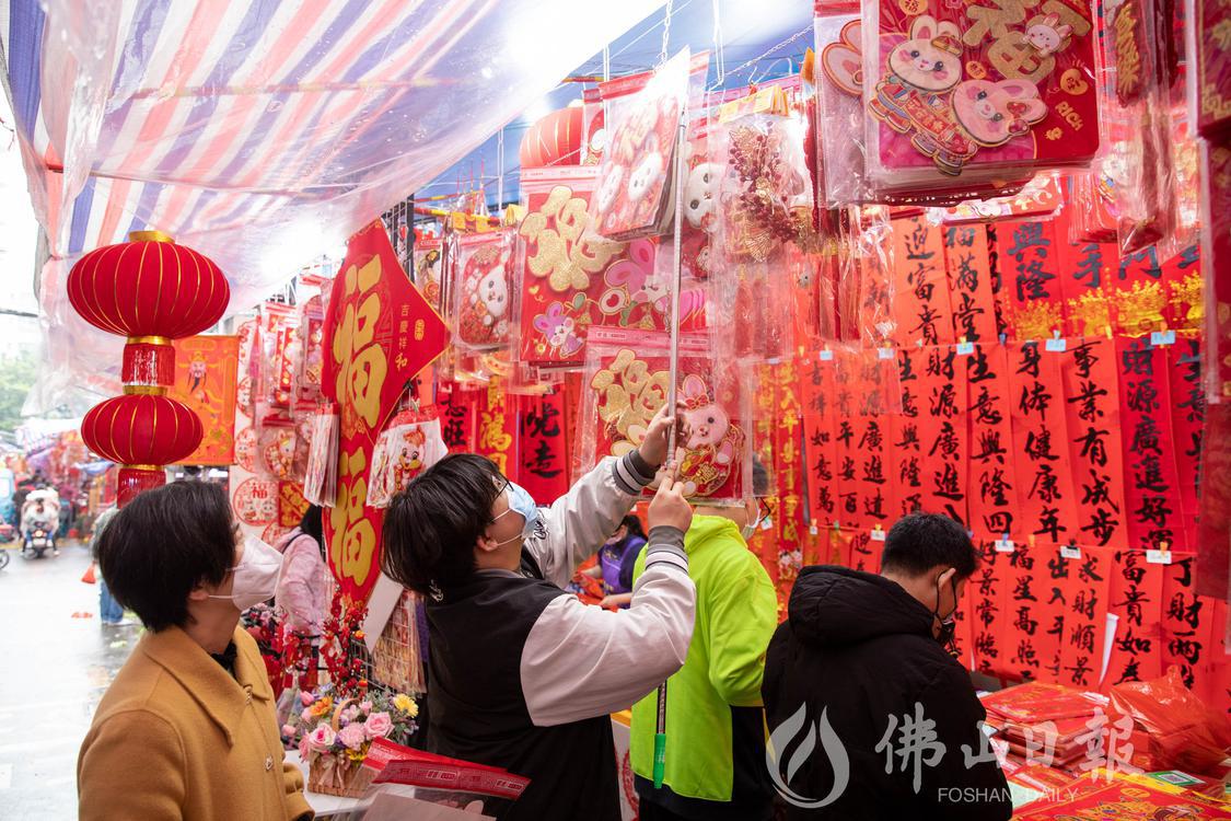 荷城市场旁,满是红色的春联街年味满满。佛(3979341)-20230112194008.jpg