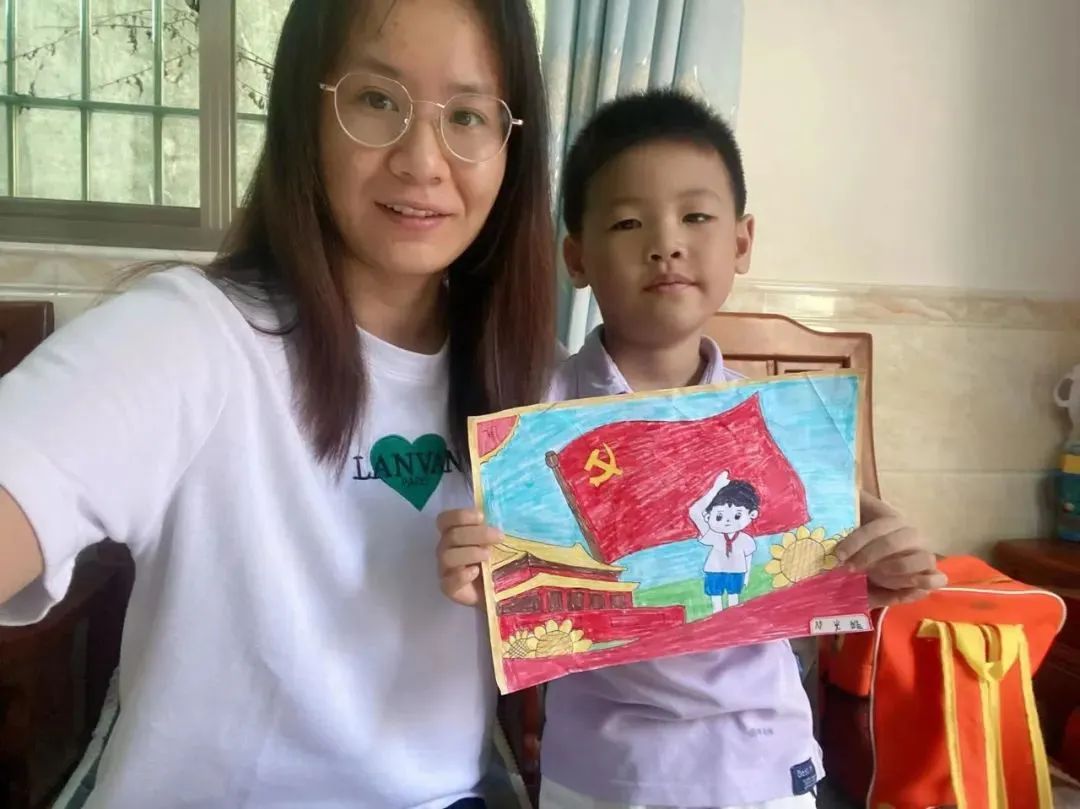 7月,白坭镇小英才幼儿园组织绘画活动,让幼儿与家长共同用画笔勾勒红色印记 (1).jpg