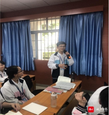 同学们积极参与文学社活动。.jpg
